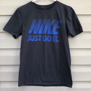 Nike women’s charcoal gray short sleeve tee shirt